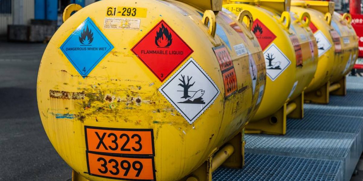 Clasificarea mărfurilor periculoase: Abordarea profesională GLOBAL AF LOGISTICS